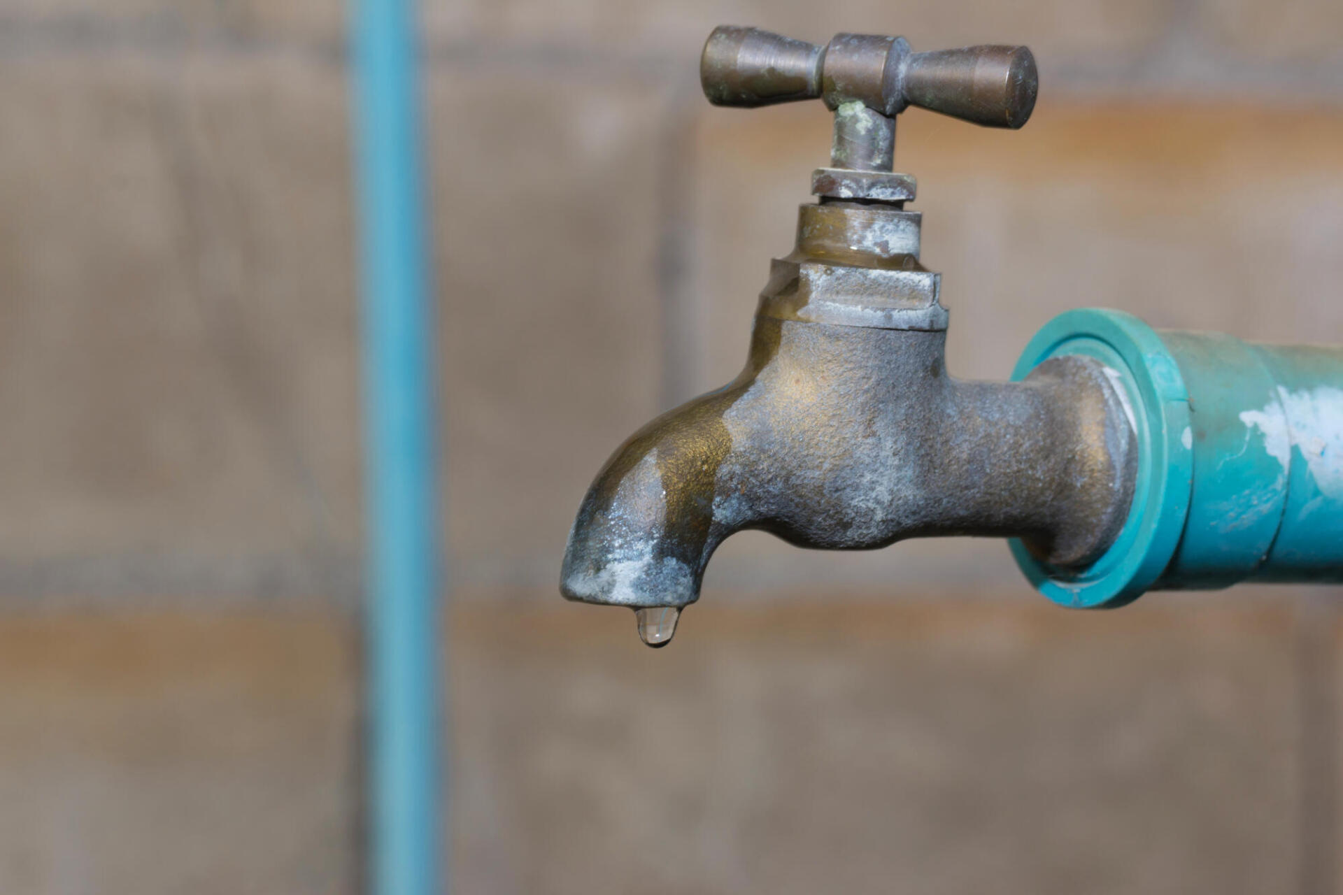 Blue-green stained faucet due to water with low pH